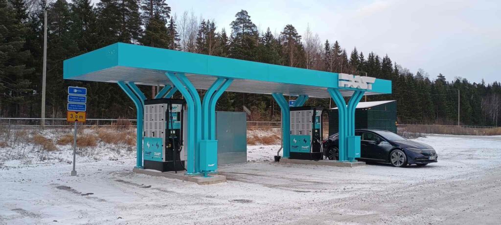 Tecmet Group on toteuttanut useamman Faast metallirunkoisen latauskatoksen sähköautoille.
